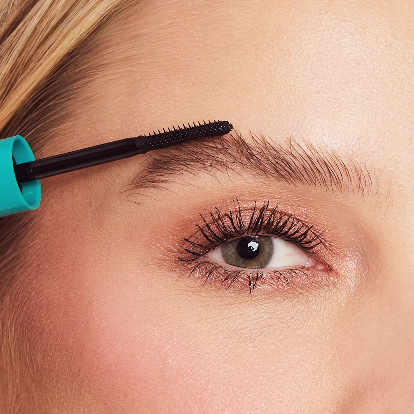 Gel fixateur pour sourcils effet lifté et laminé